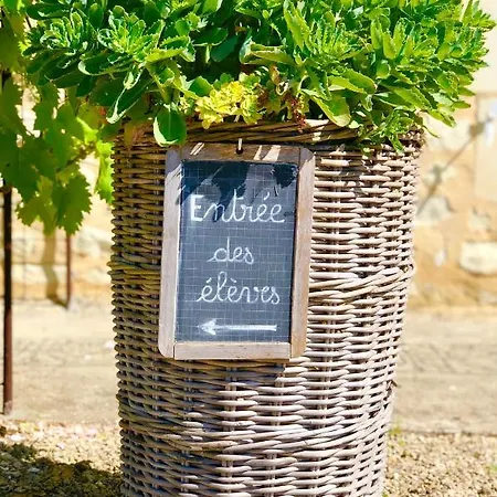 Ecole De Mathuna De Brizay 3*